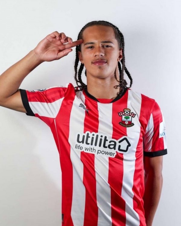 Post: Manchester United leads Saints 16-year-old central defender Harley James, and may pay 1 million pounds