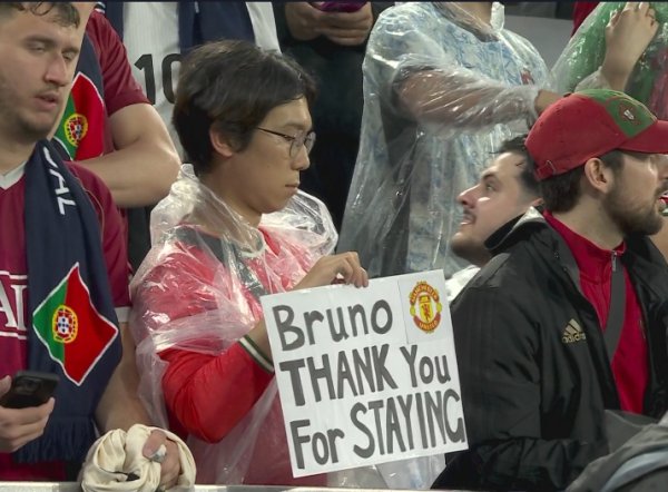 Reject huge quotes from the new moon! Manchester United fans hold a sign on Portugal vs Germany: B fee, thank you for staying