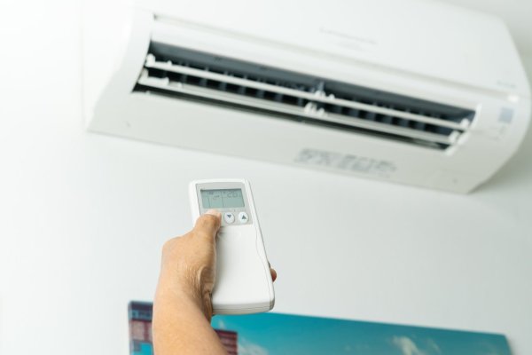 Does it save more money if you change the frequency and air conditioning when you leave? Taiwan Television explains how to save power
