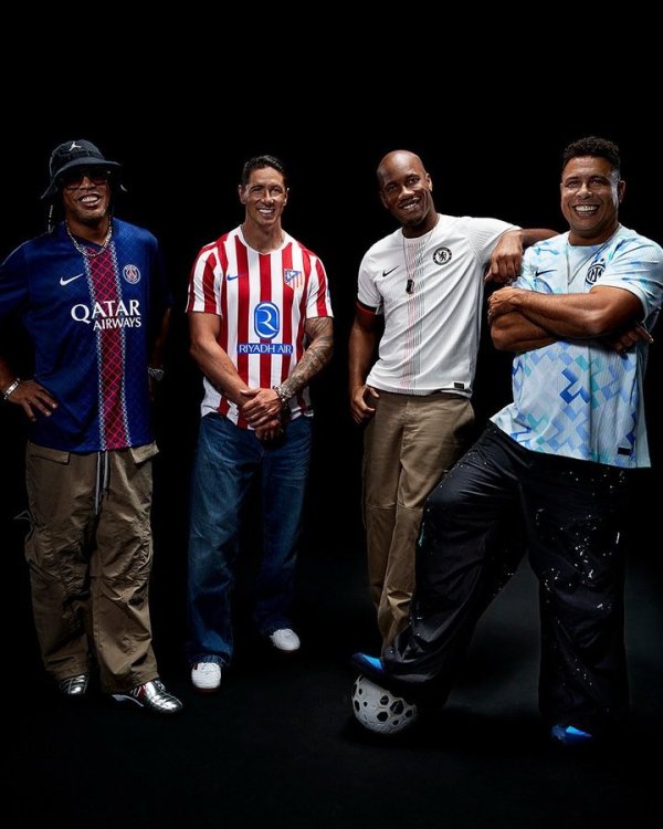 Legendary try on! Torres, Drogba, Ronaldo and Ronaldo are wearing jerseys for the new season