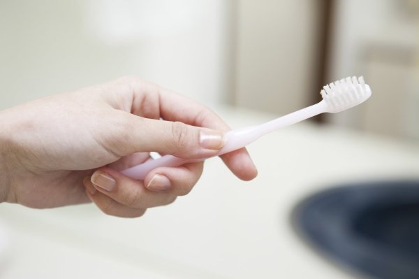Don’t wipe off your old toothbrush first, and use it to clean these 5 places in your home. It’s very useful!