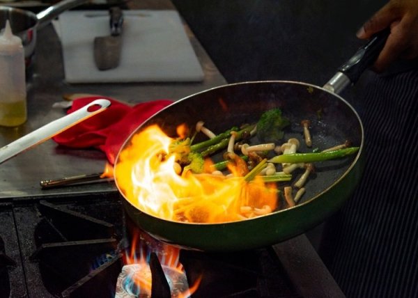 When cooking, the oil suddenly catches fire, and using water may make the burn more prosperous! Experts teach 