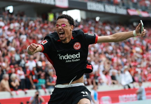 Reporter: Liverpool is optimistic about signing Ekitic and continues to negotiate with Frankfurt today