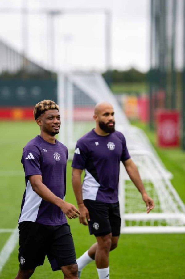 Flirt with one piece! Mbemo and Manchester United s first training session were pleasantly interacting with their teammates, Amorin summoned the whole team to welcome him