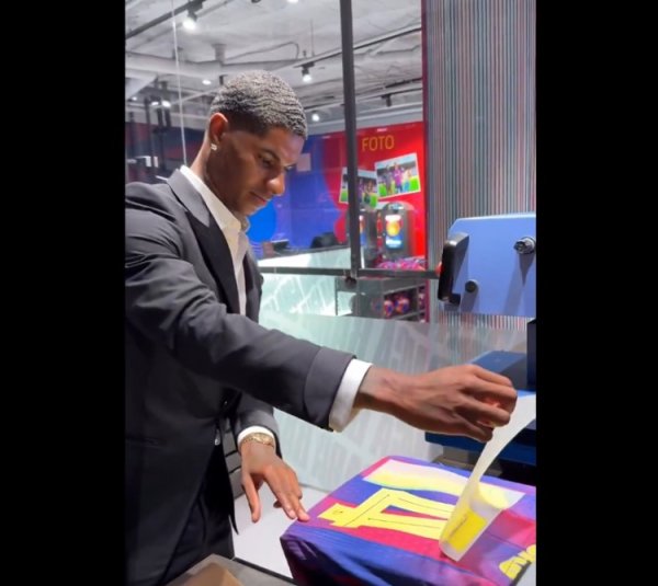 Can t wait! Rashford prints the No. 14 for Barcelona jersey at the debut ceremony