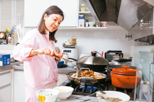 I’m far away from the kitchen before marriage, but I’m going to be a scoop after marriage! Wang Weizhong’s wife Lin Huijing teaches you how to cook delicious crab flower carved steamed eggs and edamam
