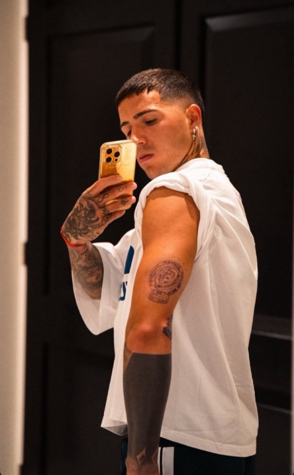 A special commemoration! Enzo tattooed the Club World Cup championship trophy on his arm, paying tribute to Chelsea s glory
