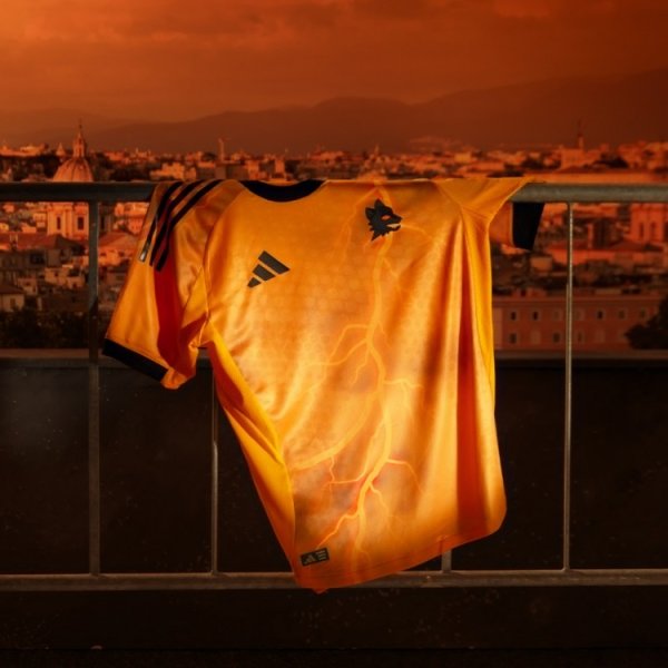 Like the Wolf Team? Roma releases away jerseys for the new season: tailored for those who are with Roma