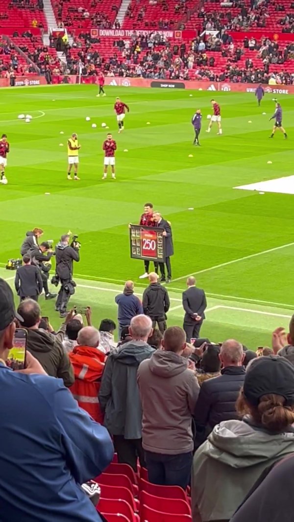 milestone! Maguire received 250 memorial jerseys for Manchester United