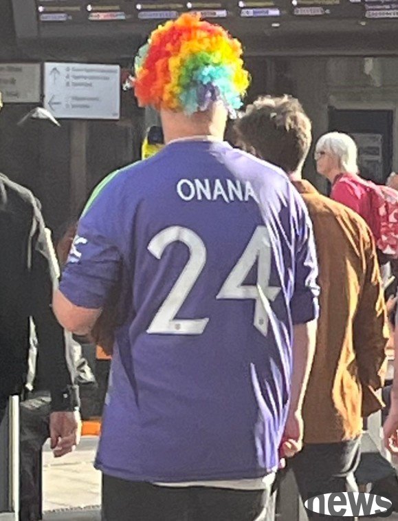 Manchester United team reporters showed that fans wore Onana jerseys, and the fan also wore a clown wig