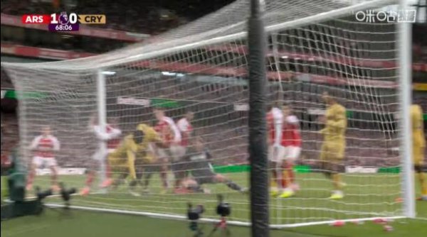 😂Every man knows the pain! Gabriel jumped high and then landed, hitting the post with his lower body.