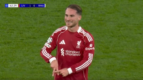 Shrimp and pig heart 😅After McCain’s goal was confirmed, he imitated Arnold to celebrate and rushed to the sideline to blow a kiss