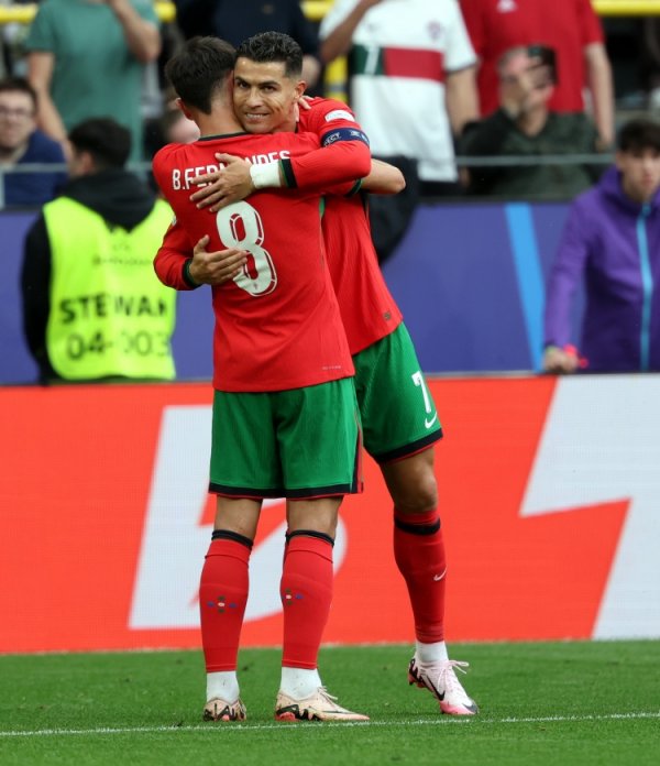 A hat trick! B Fee scored 28 goals for Portugal, rising to sixth place on the team s history scorer list.